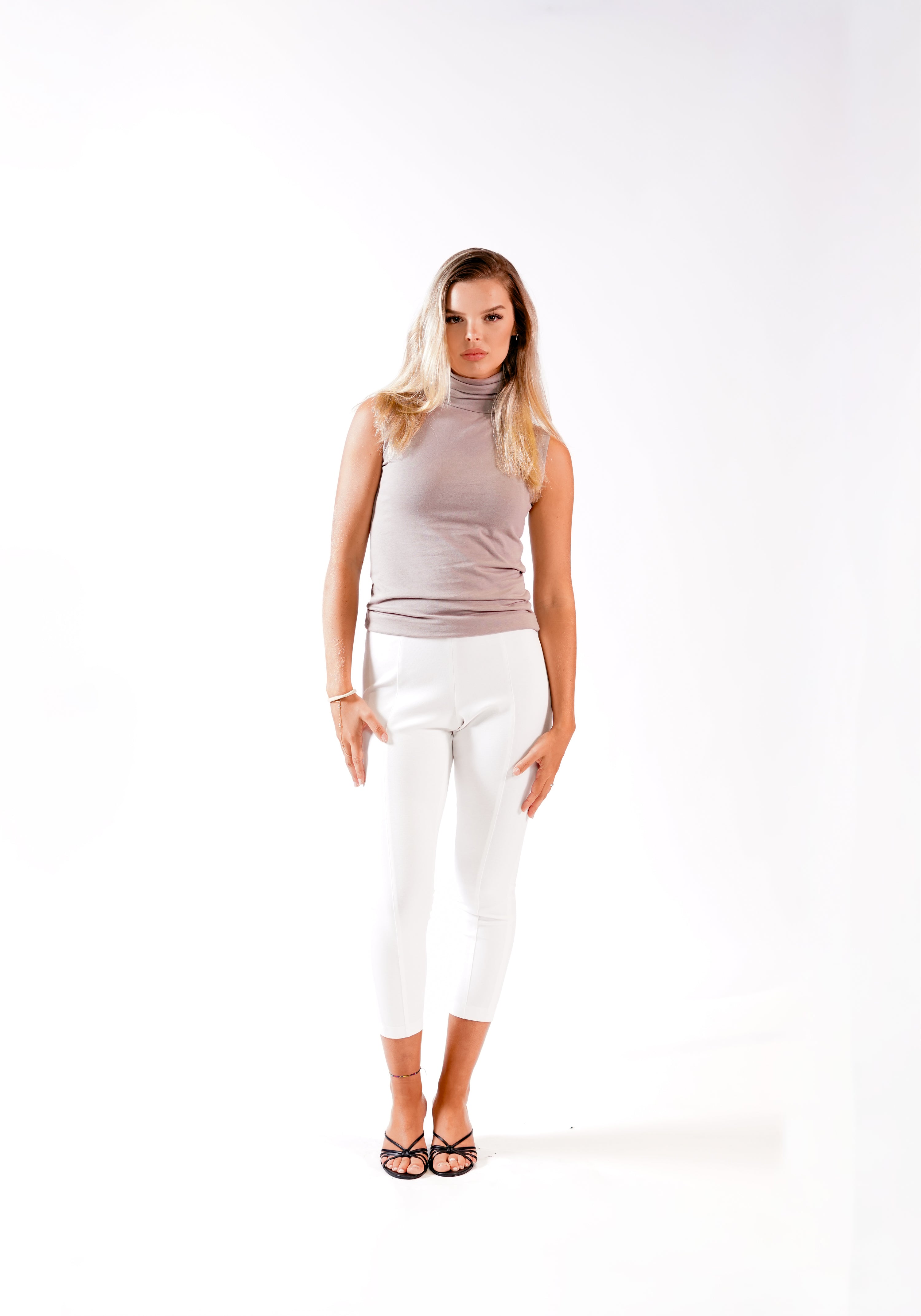 S.O.F.T. SLEEVELESS TURTLENECK SILVER